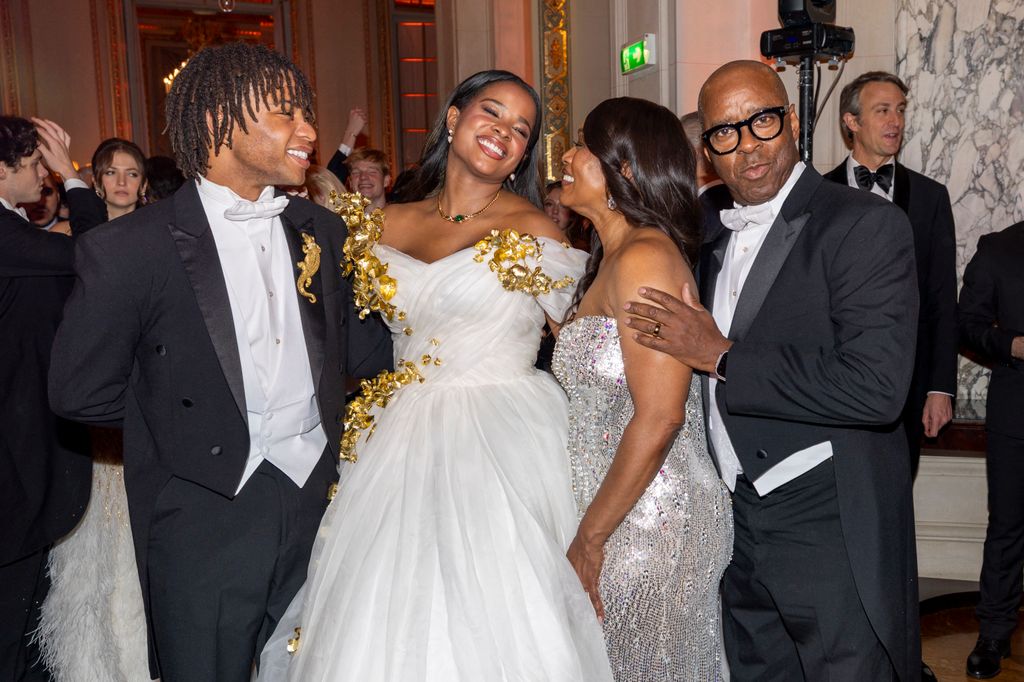 Bronwyn Vance and her cavalier Slater Vance with their parents Angela Bassett et Courtney B. Vance laughing at ball