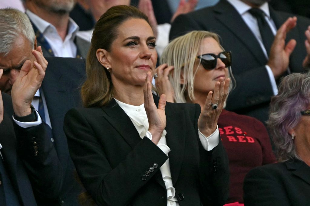 Kate Middleton applauding