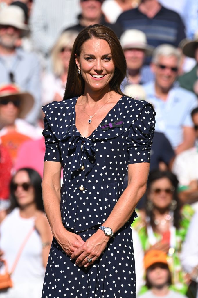 Londres, Angleterre - 10 juillet: Catherine, Duchesse de Cambridge assiste à la finale des célibataires masculines de Wimbledon au Tennis All England Lawn Tennis and Croquet Club le 10 juillet 2022 à Londres, en Angleterre. (Photo de Karwai Tang / WireImage)