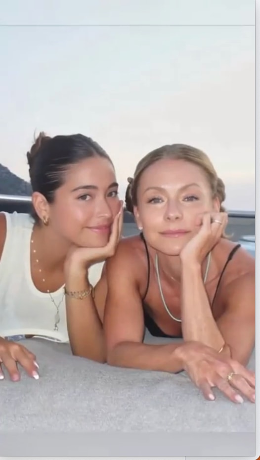 Kelly Ripa looked sensational in a beach selfie with her daughter Lola