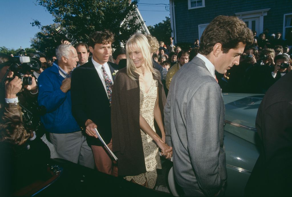 photo de Daryl Hannah et Jfk Jr se tenant la main