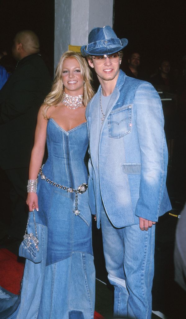 Britney Spears e Justin Timberlake usando jeans duplo
