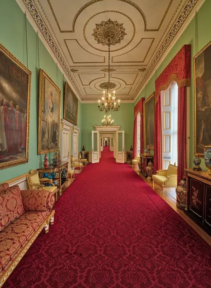 Le couloir principal à l'intérieur du palais de Buckingham