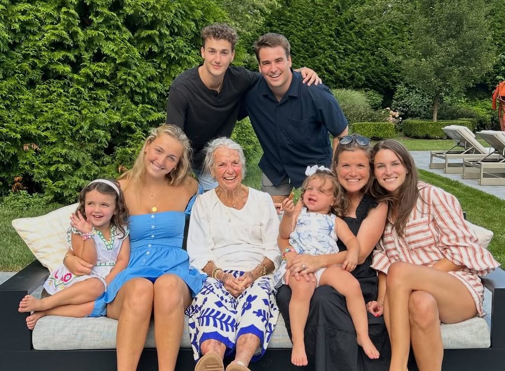 Lara Spencer, émue, pleure la mort de sa mère bien-aimée, 85 ans, alors qu'elle partage une « immense tristesse » 4 Lara avec sa mère et leur famille, dont les deux enfants de Lara