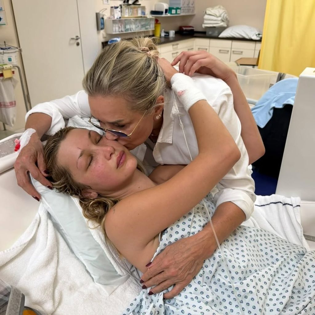 yolanda hadid kissing daughter bella hadid on cheek in hospital