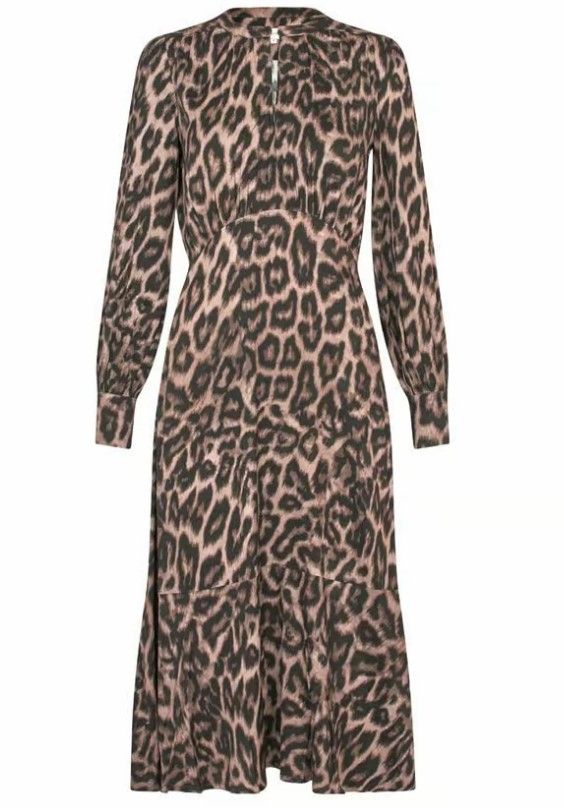 Zara mengenakan gaun 'RumerDEA' karya Dea Kudibal ini