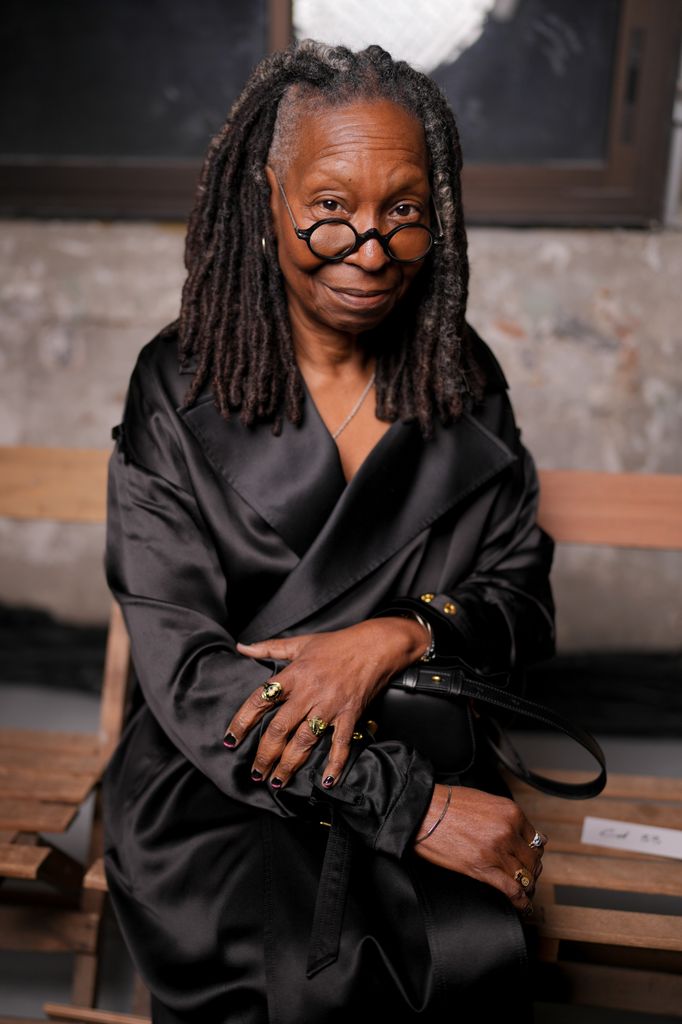 gaun hitam whoopi goldberg pekan mode paris