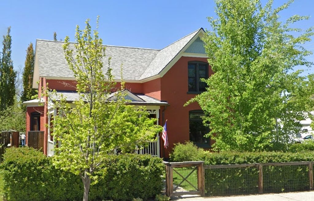 photo of exterior of glenn close montana home