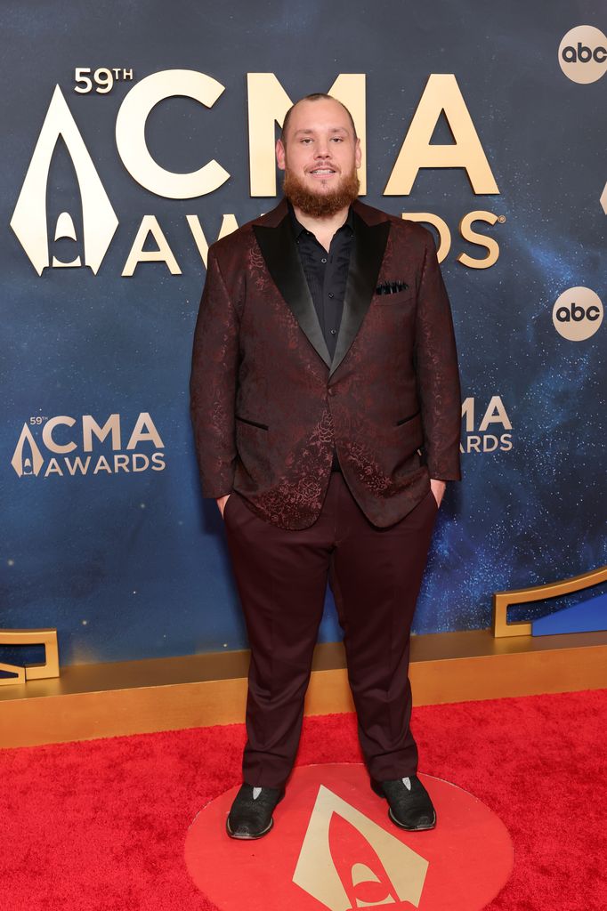 photo of luke combs in red suit 2025 cmas