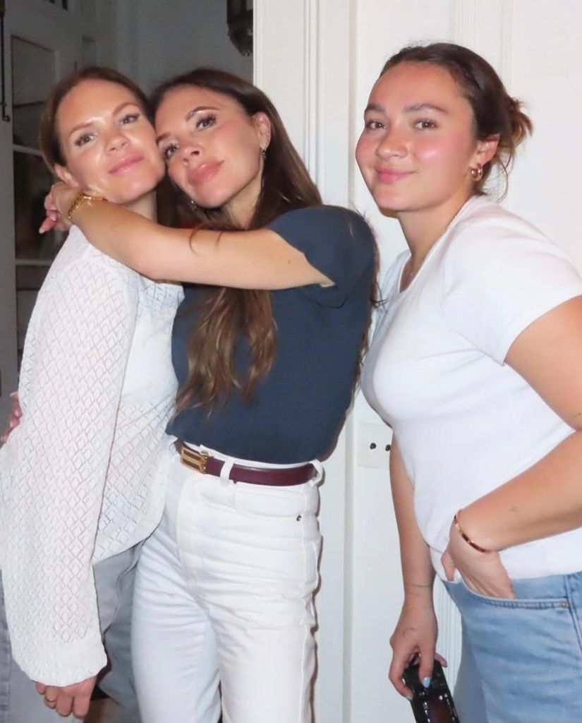 Victoria Beckham de jeans branco posando com sua irmã Louise e sobrinha Libby