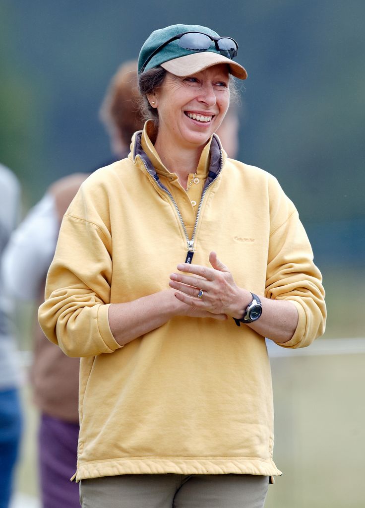 Princesa Anne em um suéter amarelo com zíper