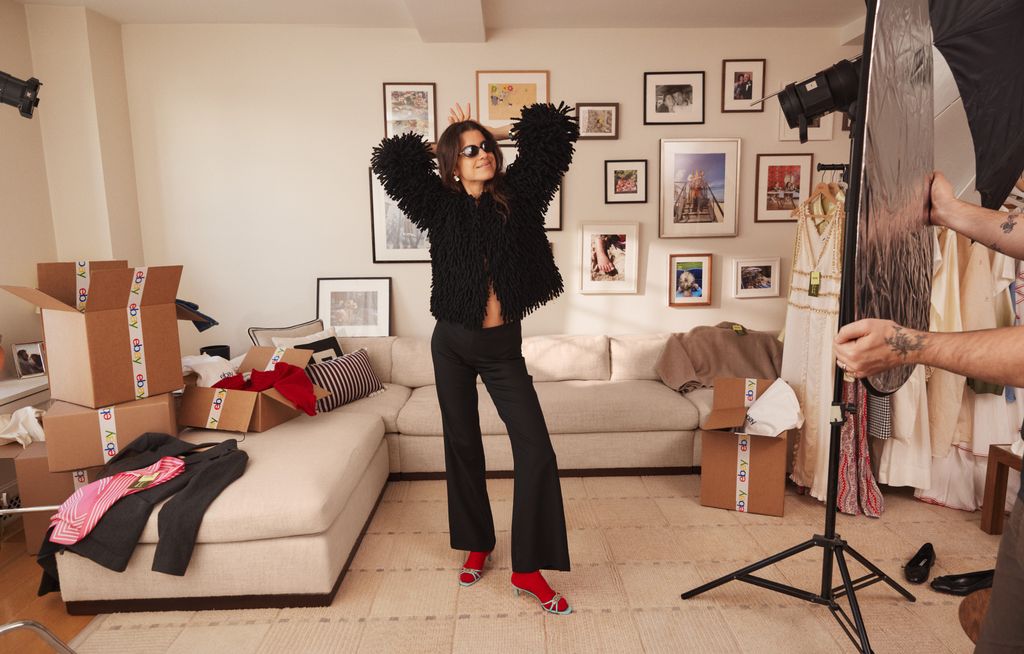 leandra medine cohen in her sitting room