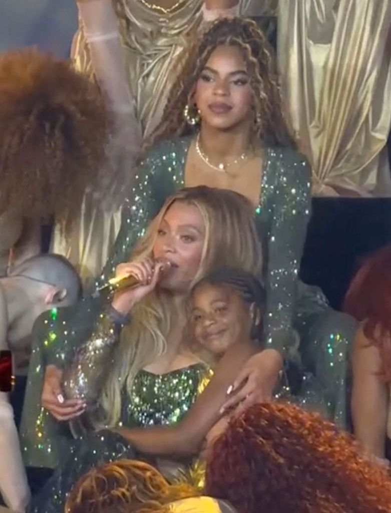 Rumi and Blue Ivy Carter with Beyoncé Knowles
