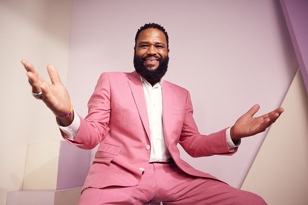 Anthony Anderson wearing a pink suit