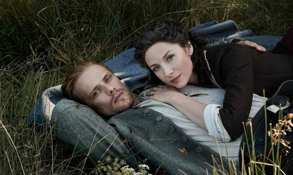 outlander jamie claire in grass