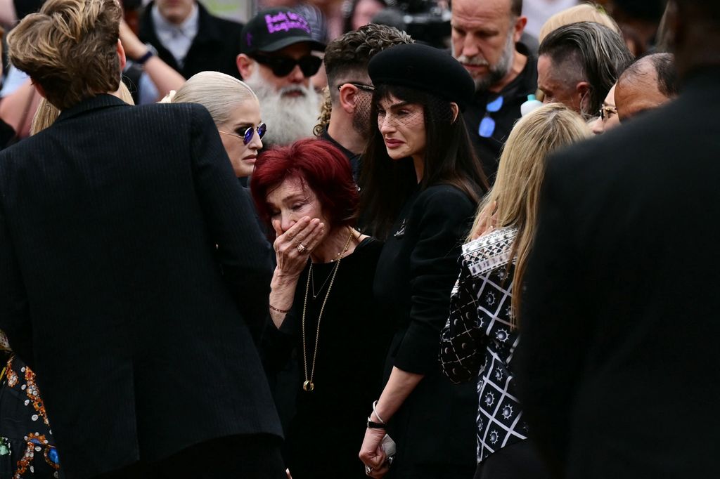 Comment les membres de la famille d'Ozzy Osbourne ont chacun rendu hommage à Singer à leur manière spéciale 2 Aimee Osbourne est sortie avec sa famille, dont maman Sharon Osbourne, pour rendre hommage à Ozzy Osbourne dans sa procession de la ville natale
