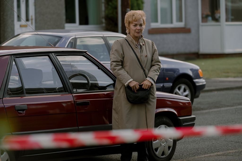 Sheridan Smith as Ann Ming holding a bag looking upset