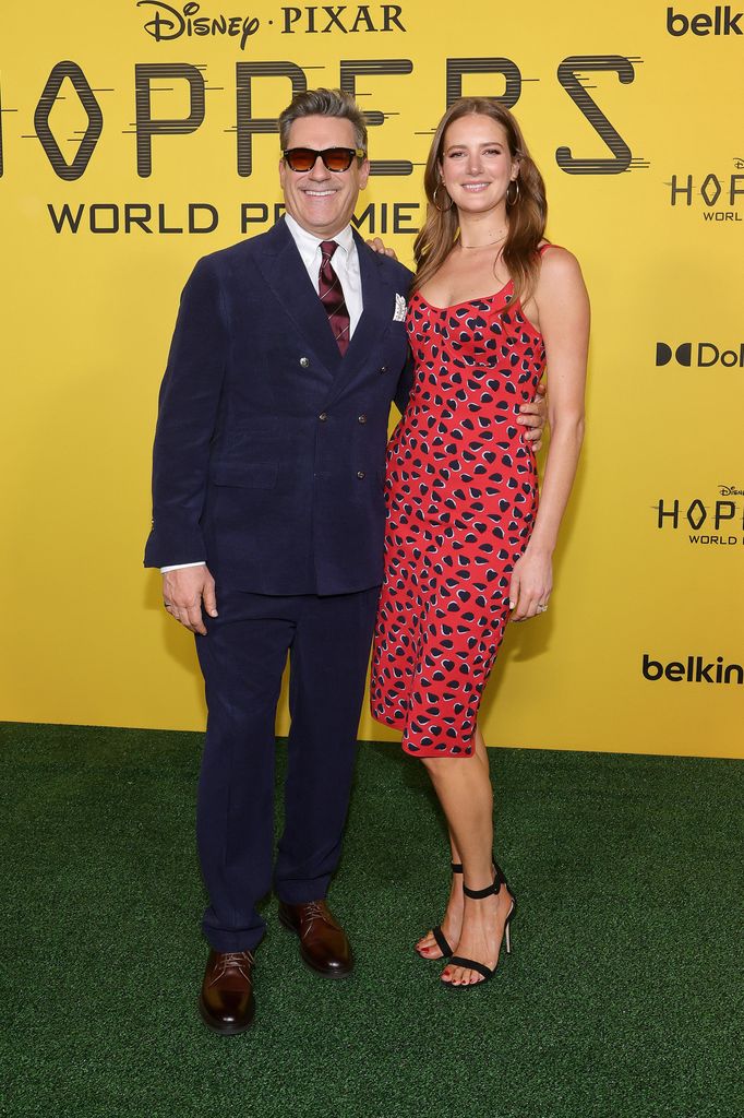 Jon Hamm porte son accessoire préféré sur le tapis rouge lors d'un rendez-vous avec sa femme actrice de 17 ans sa cadette 1 Jon Hamm et Anna Osceola trémies