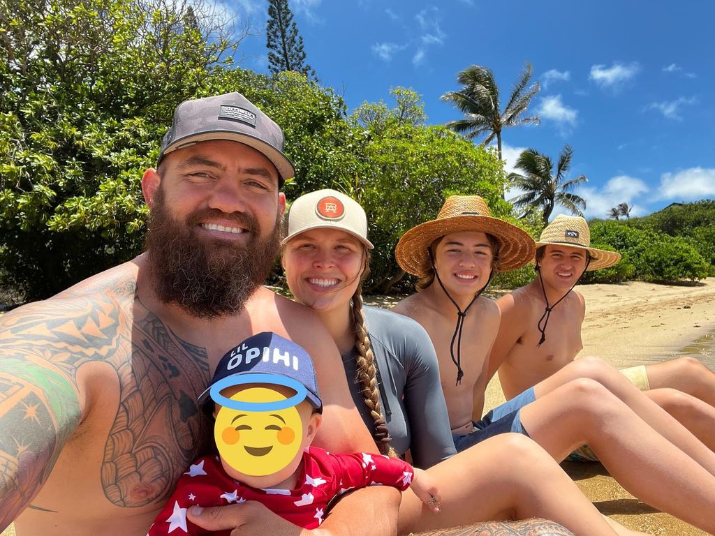photo de Travis Browne sur la plage avec Ronda Rousey et ses deux fils