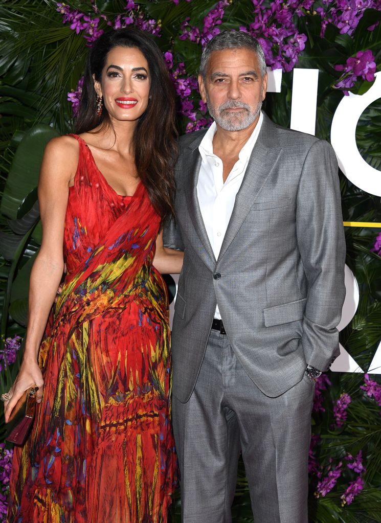 Amal Clooney e George Clooney chegam à pré-estreia do filme da Universal Pictures "Bilhete para o paraíso" no Regency Village Theatre em 17 de outubro de 2022 em Los Angeles, Califórnia. (Foto de Steve Granitz/FilmMagic)