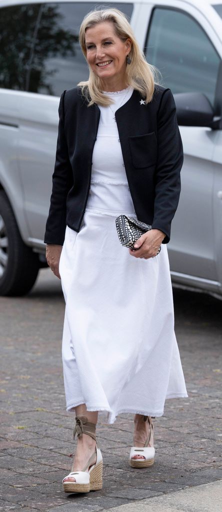 Sophie était ravissante dans ce cardigan ajusté en 2023