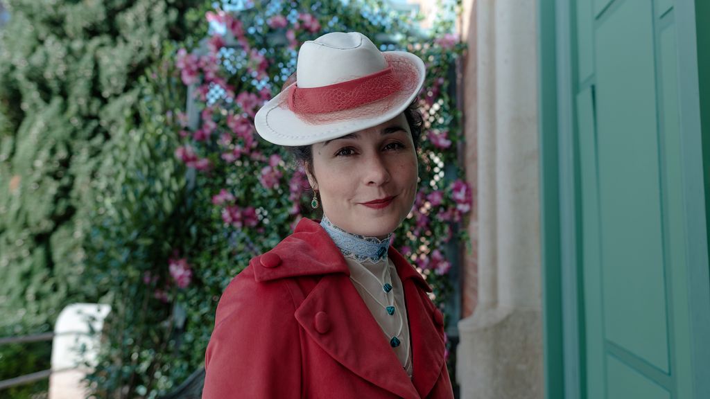 The series follows matchmaker Elena (Nadia de Santiago)