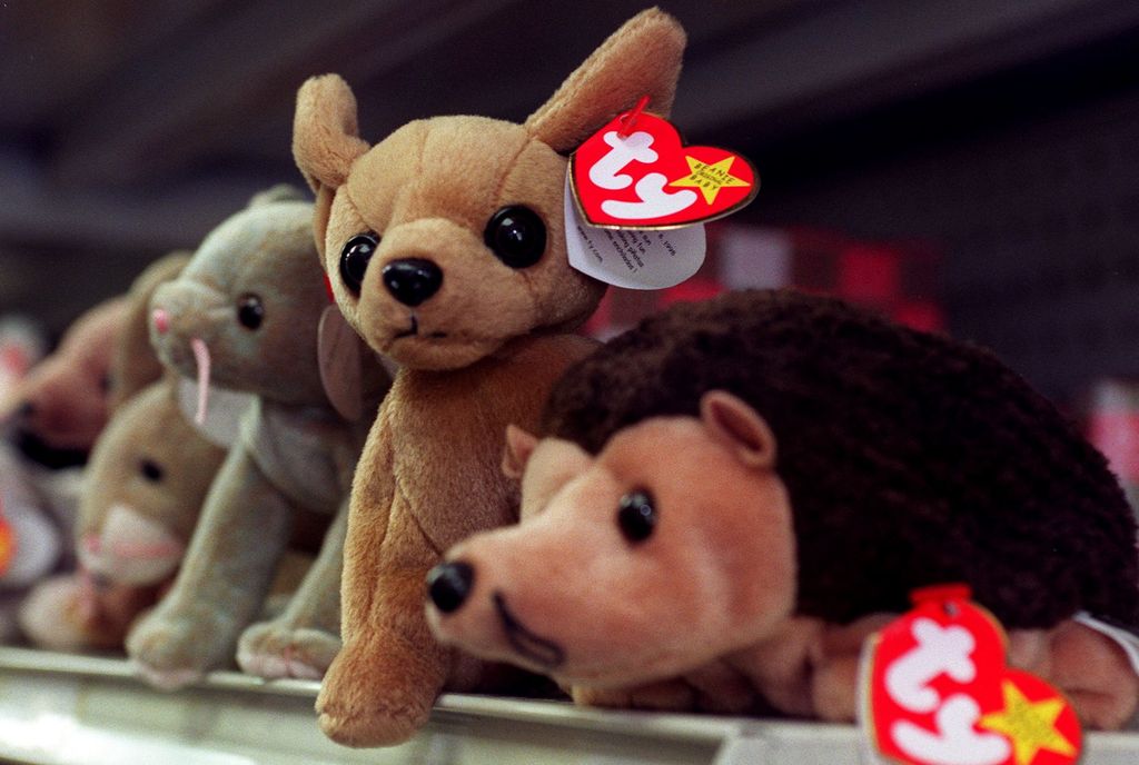 Les Beanie Babies sont assis sur une étagère avec leurs étiquettes en forme de cœur TY sur les oreilles. 