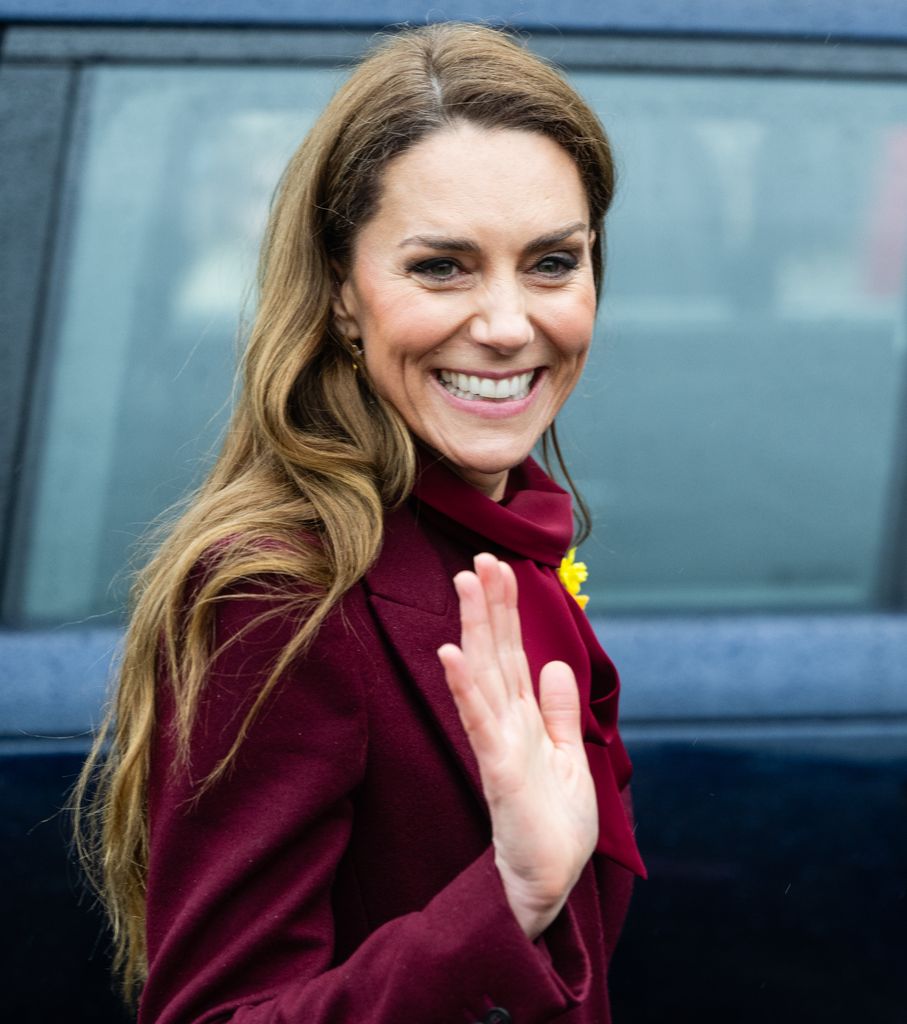 La princesse de Galles refuse discrètement la demande de fan royal – voir le moment 1 princesse Kate souriante agitant