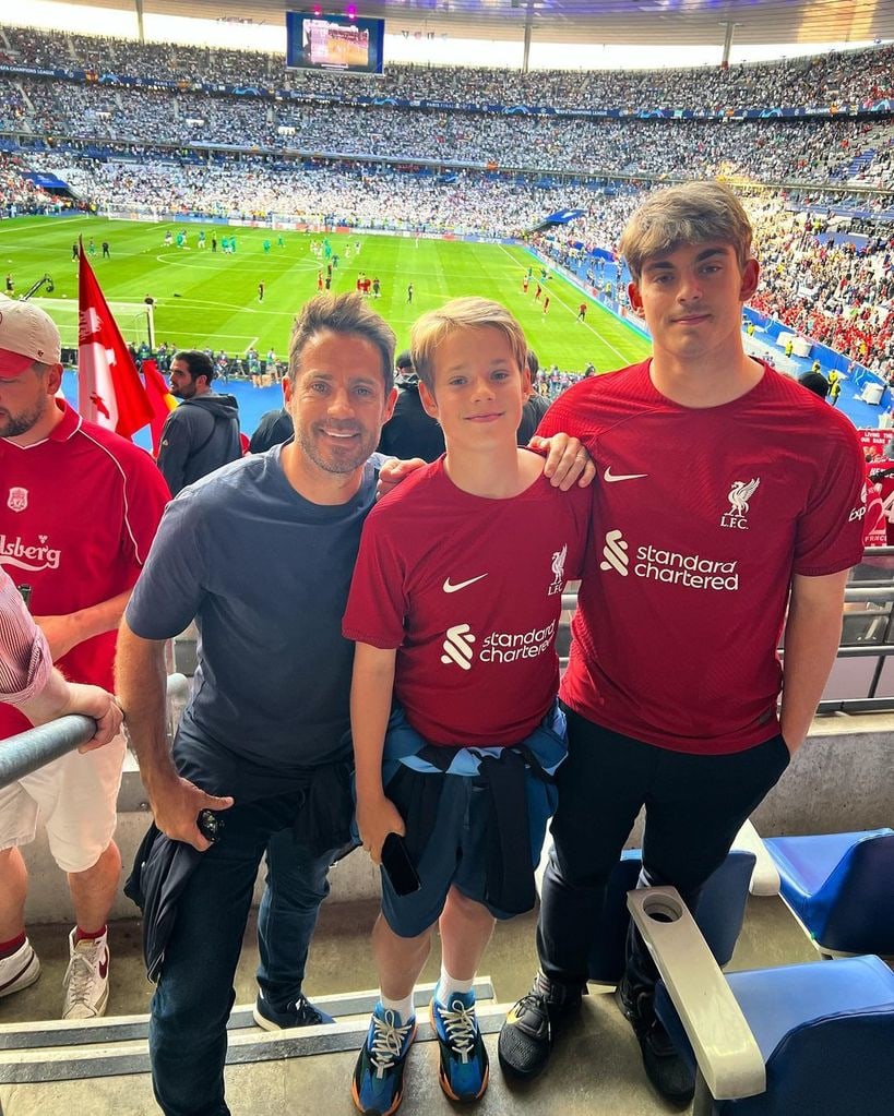 Jamie Redknapp e seus filhos em uma partida de futebol