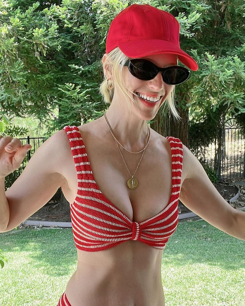 January Jones usando biquíni listrado vermelho e branco em casa