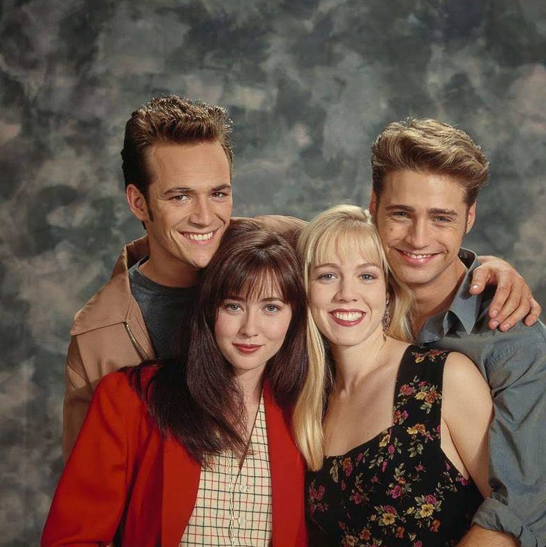 Actors Luke Perry, Shannen Doherty, Jennie Garth, and Jason Priestley pose for a portrait on the set of Beverly Hills 90210 in 1991