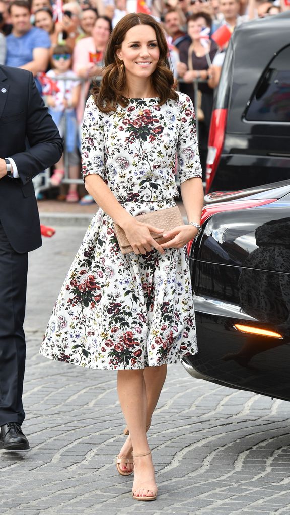 Princesa Kate em um vestido floral e saltos de tiras