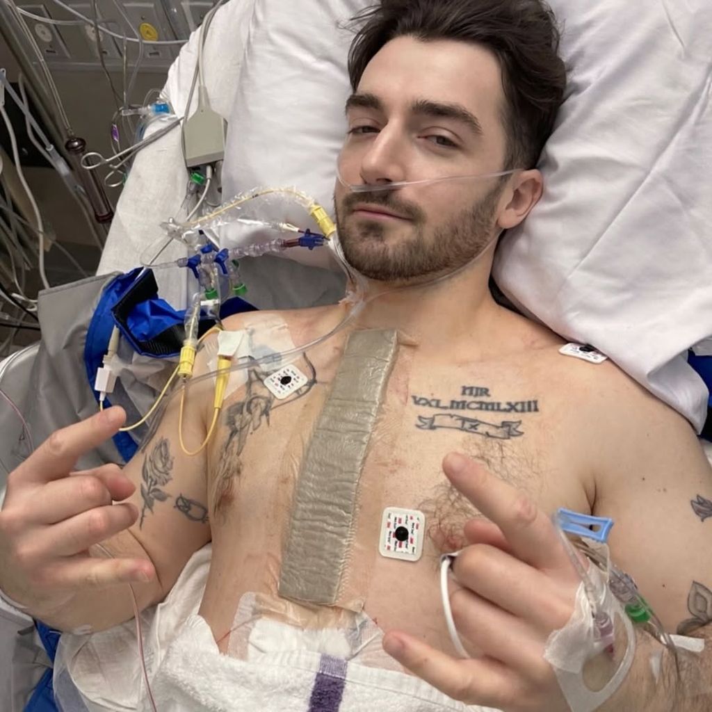 photo de Daniel Neeson dans un lit d'hôpital branché à des machines