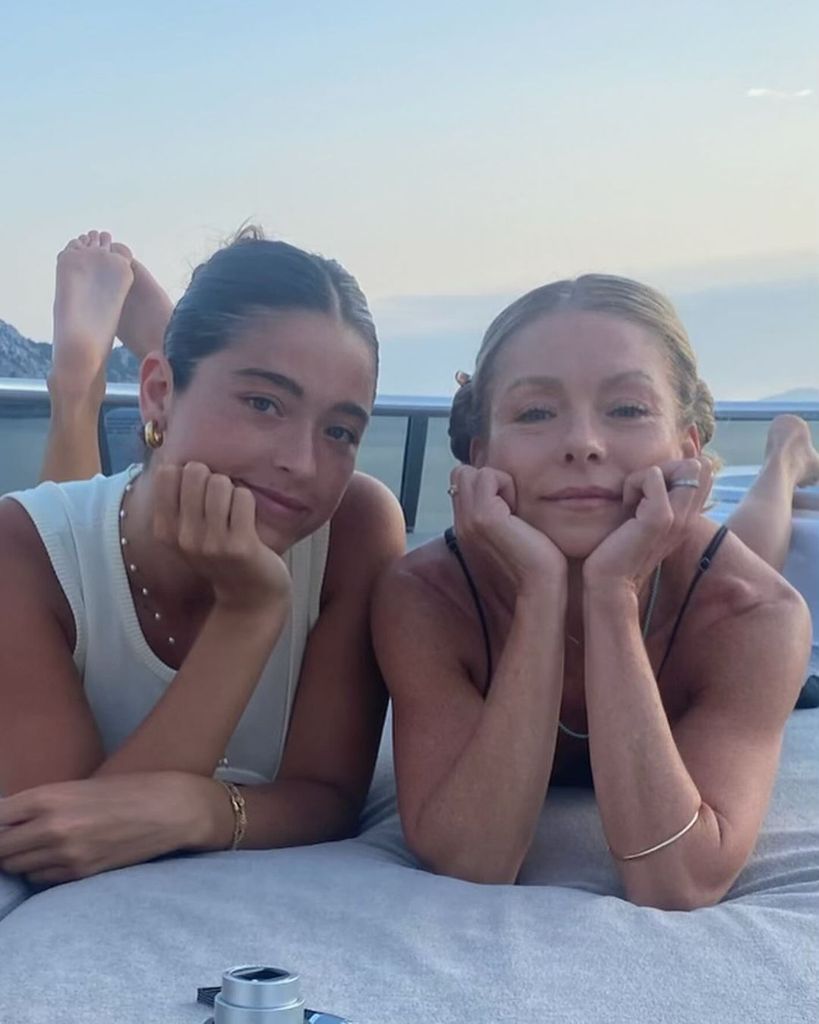 Kelly Ripa and daughter Lola could be sisters in sweet family photo 