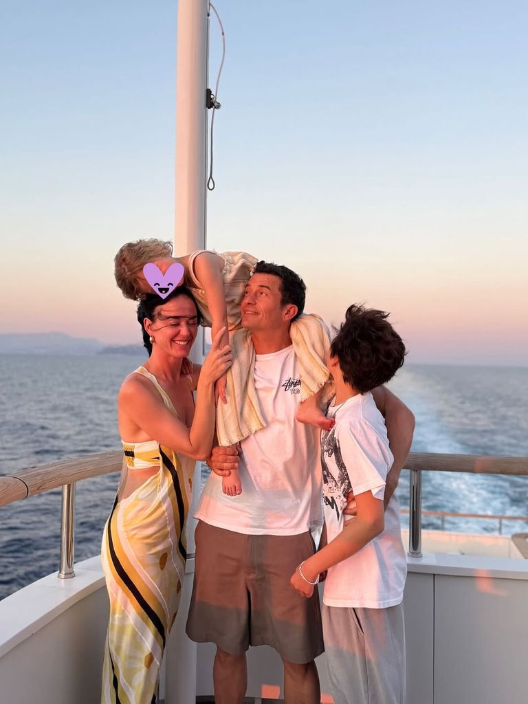 Orlando Bloom et Katy Perry posent pour une photo avec leurs enfants Daisy et Flynn sur un yacht, partagés sur Instagram