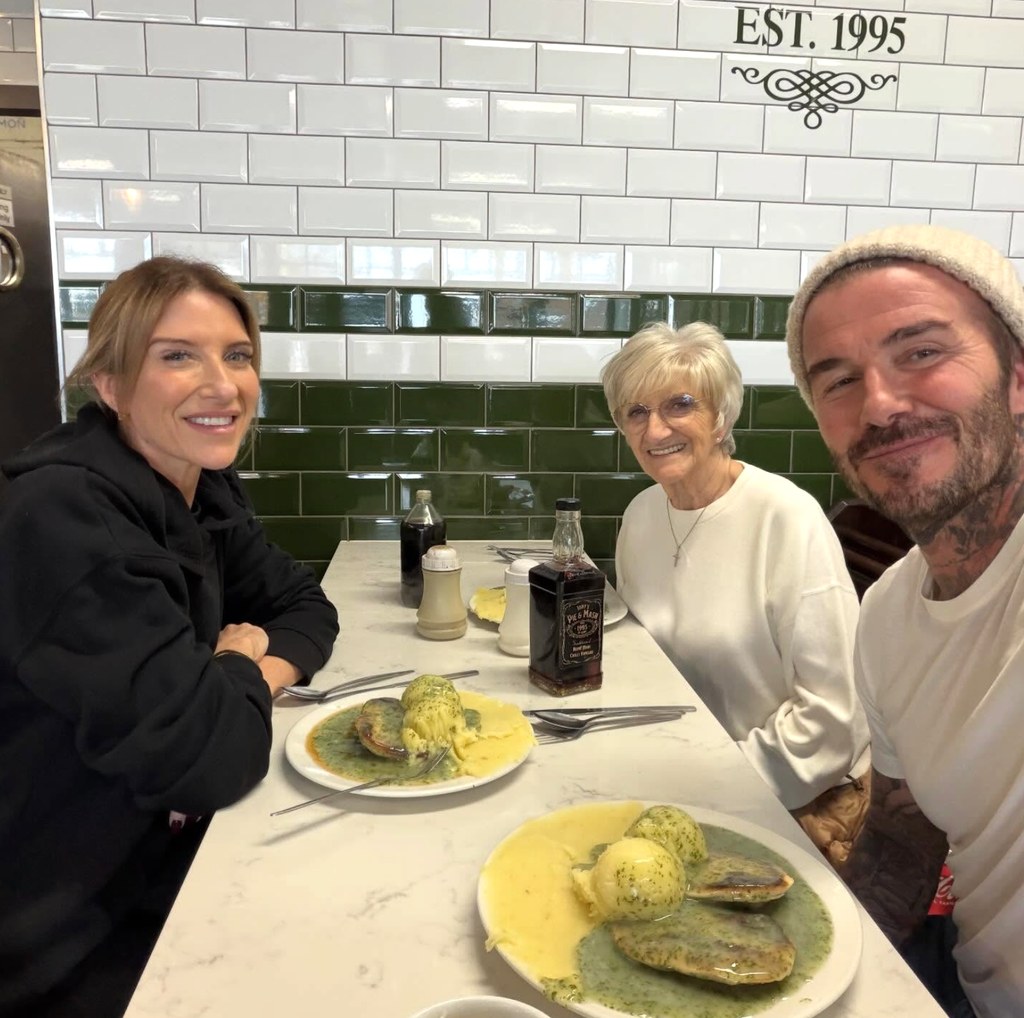 Une photo de David Beckham avec sa mère et sa sœur Joanne 
