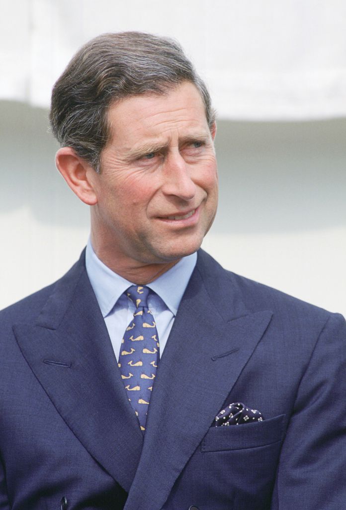 Príncipe Charles com motivo de baleia na gravata 