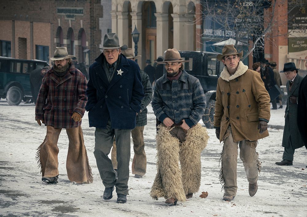 Brian Geraghty marche aux côtés de Harrison Ford dans un épisode de 1923 