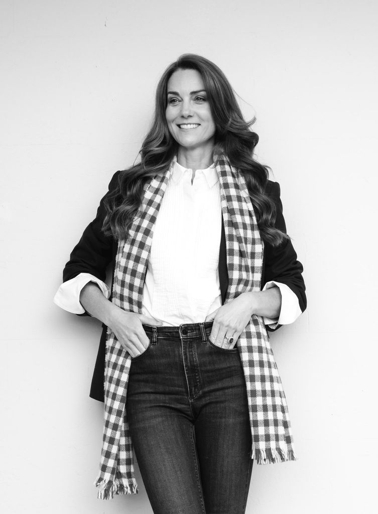 Kate Middleton Stuns In Jeans and A White Shirt in New Portrait Dirilis pada Ulang Tahun ke -43