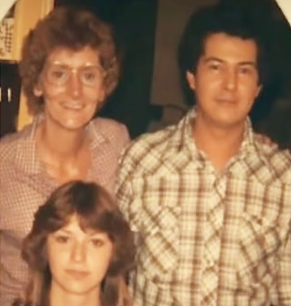 Shania with her parents that tragically died when she was 22