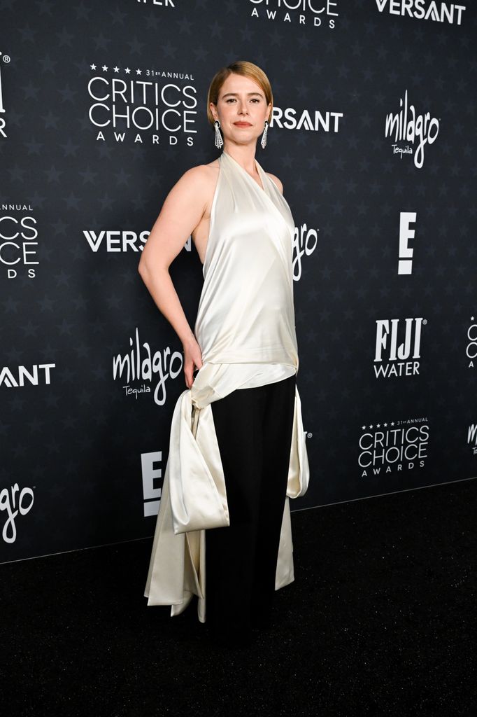 tenue noire et blanche Jessie Buckley choix des critiques