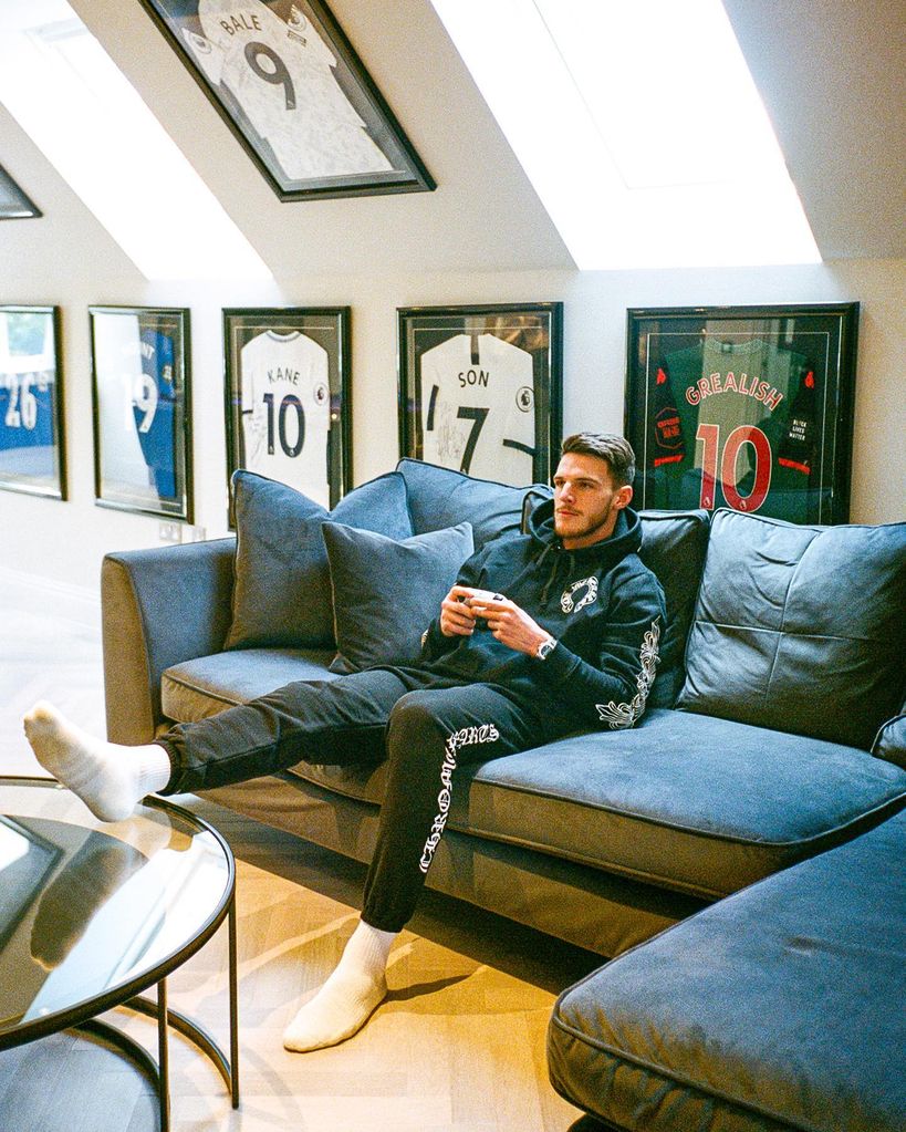 Declan Rice plays FIFA in his living room