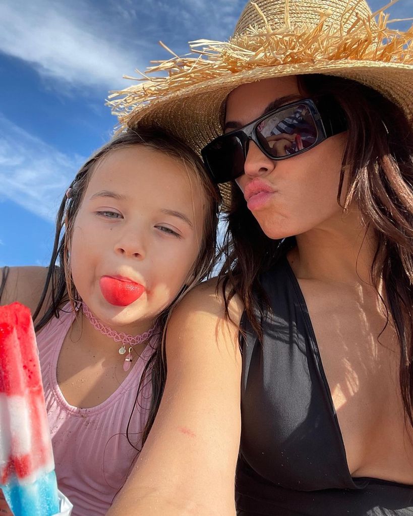 Everly posing for a selfie at the beach with her mom Jenna