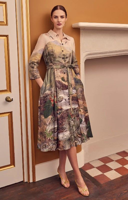 Sophie portait la « robe chemise en sergé de soie Dolce Vita » de Suzannah London