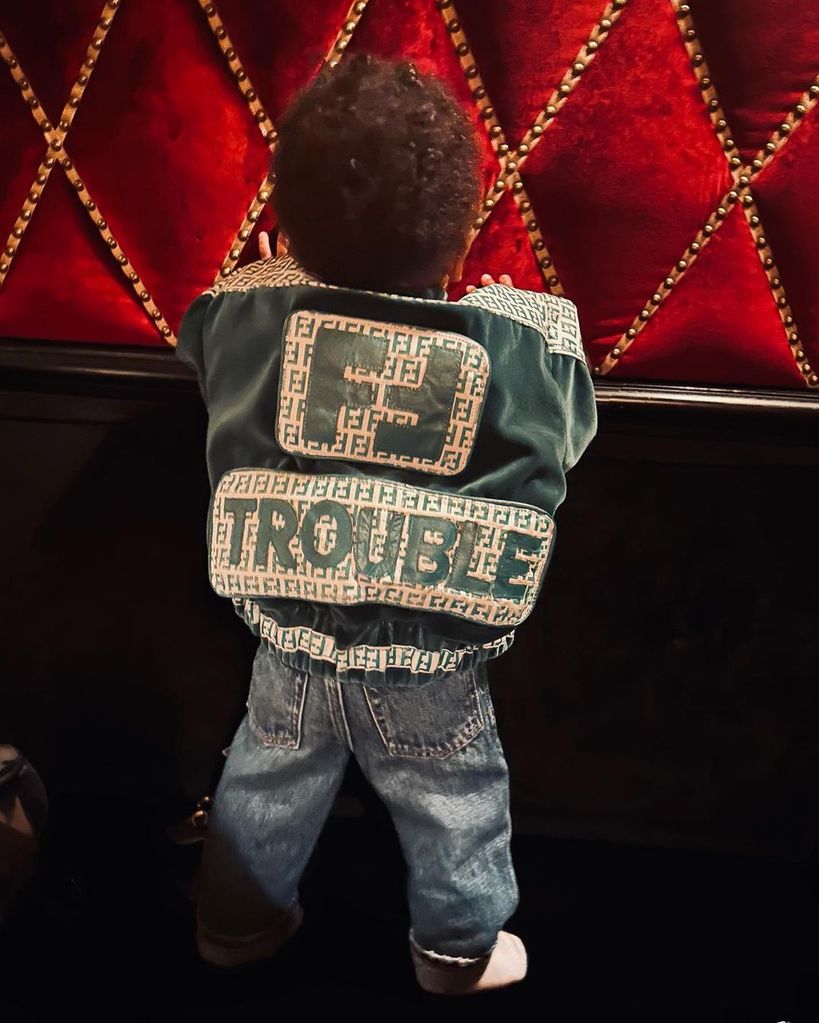 RZA de costas vestindo uma jaqueta Fendi com a palavra ‘TROUBLE’ nela