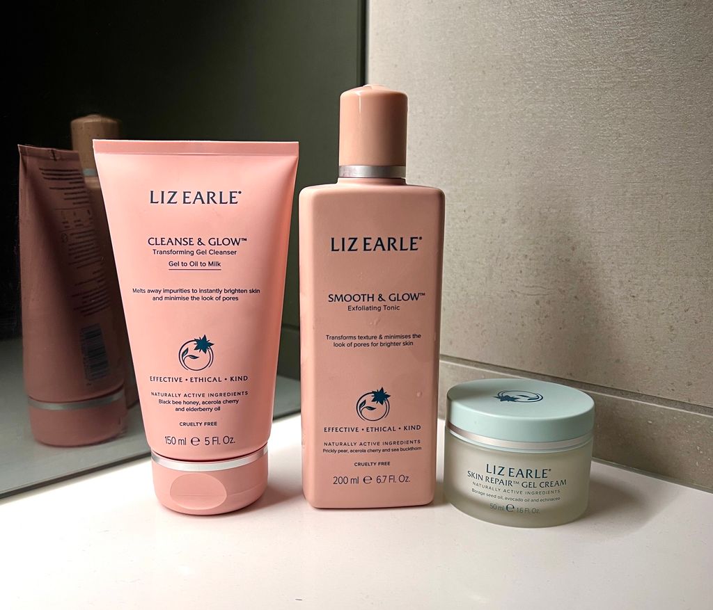 Produits de soin de la peau Liz Earle sur l'étagère de la salle de bain 