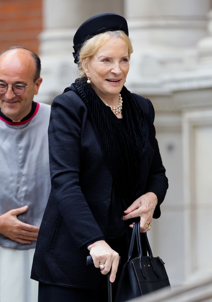 La princesse Michael de Kent en vêtements sombres 