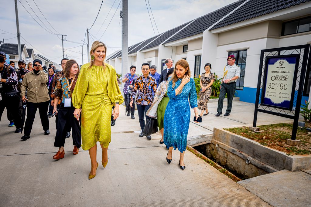 Queen Maxima on indonesian street in lime green dress