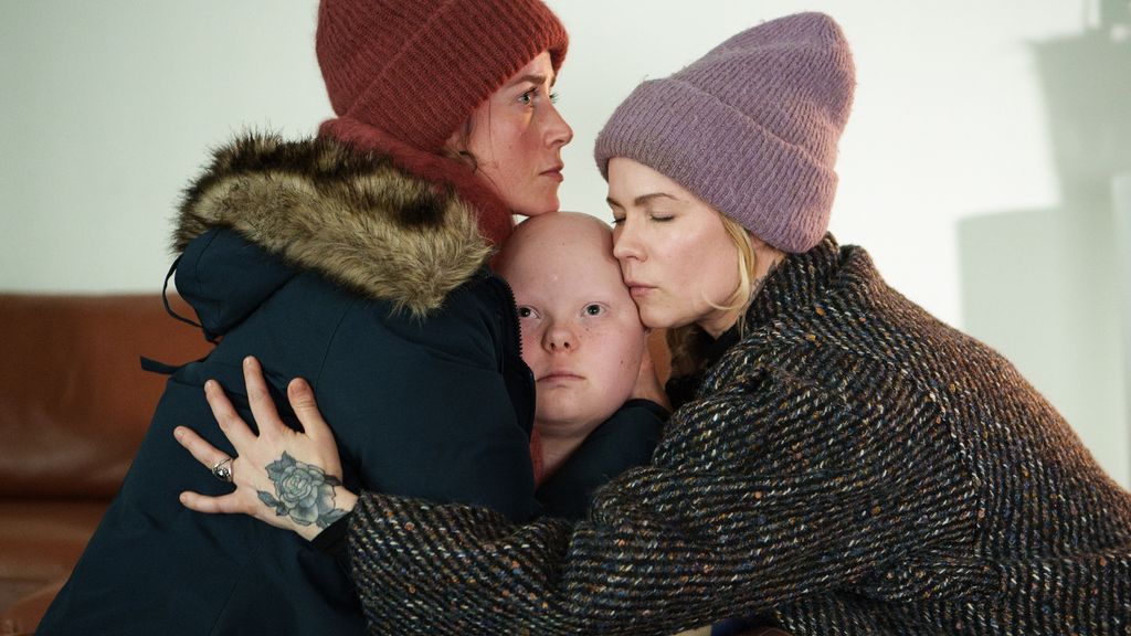 deux femmes embrassant un enfant