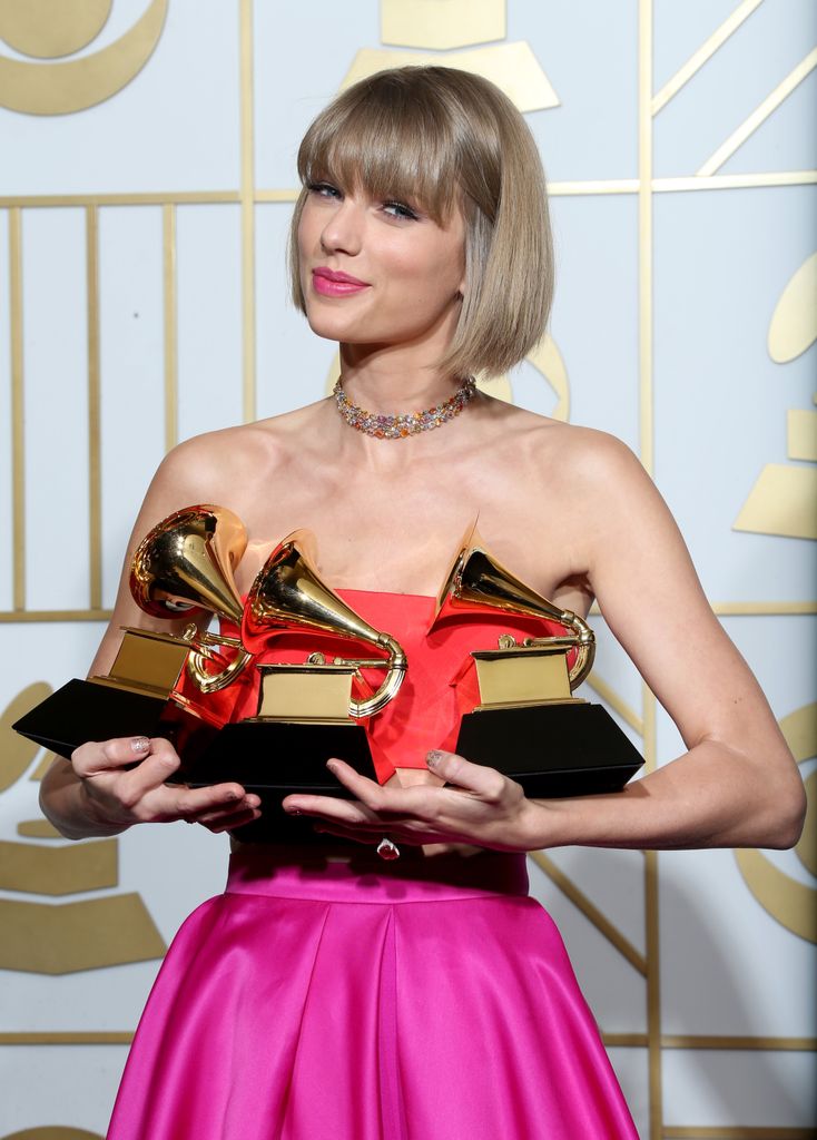 Taylor Swift, vencedora dos prêmios de Álbum do Ano e Melhor Álbum Pop de 1989 e Melhor Vídeo Musical por 'Bad Blood', posando na sala de imprensa 